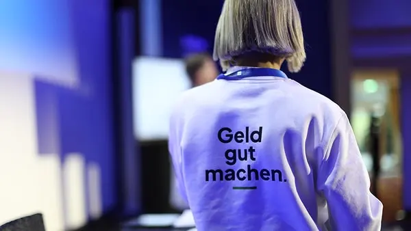 Teilnehmerin mit Geld-gut-machen-Pullover in der 5-Tage-Geldchallenge